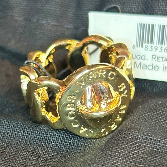 NWT Marc by Marc Jacobs Turnlock Gold Tone Link Ring size S/M - Picture 3 of 3